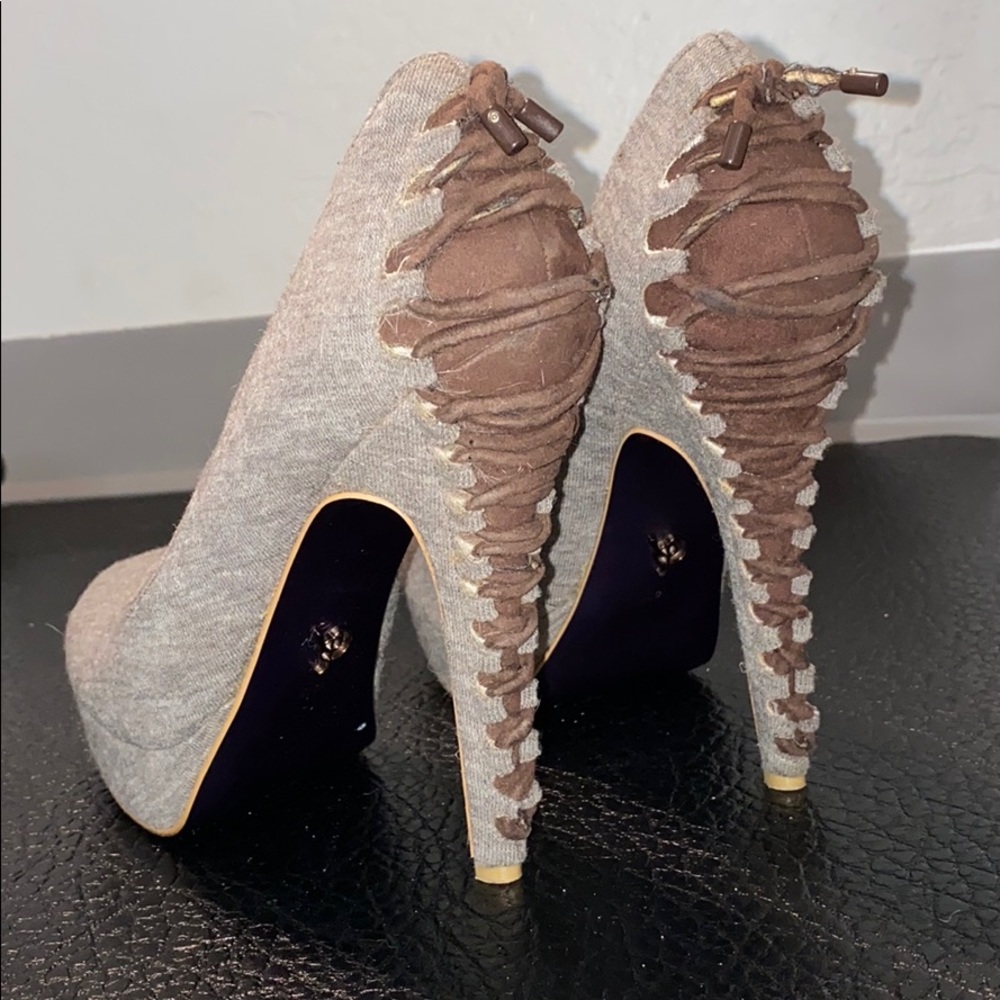 Rachel Roy gray and brown lace back platform pumps